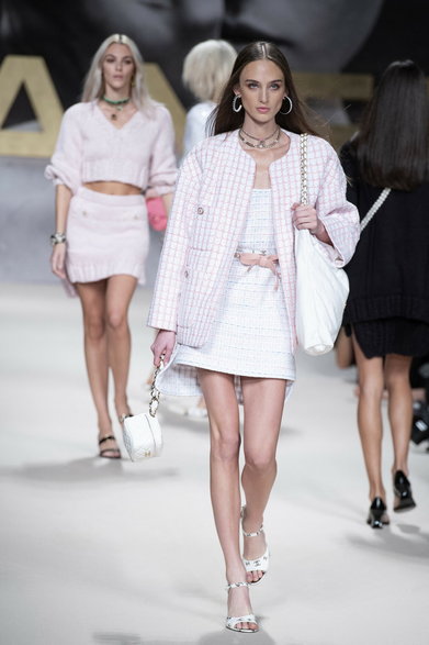 Pokaz Chanel podczas Paryskiego Tygodnia Mody. Kolekcja wiosna/lato 2022