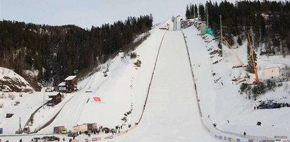 Małysz w Vikersund skoczył 218 metrów