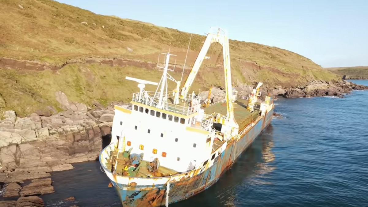 77-metrowy statek towarowy MV Alta osiadł na skałach irlandzkiego wybrzeża w lutym 2020 r. Od tego czasu turyści przybywają do Ballycotton, by zobaczyć statek-widmo. Tymczasem wrak stanowi zagrożenie dla środowiska.