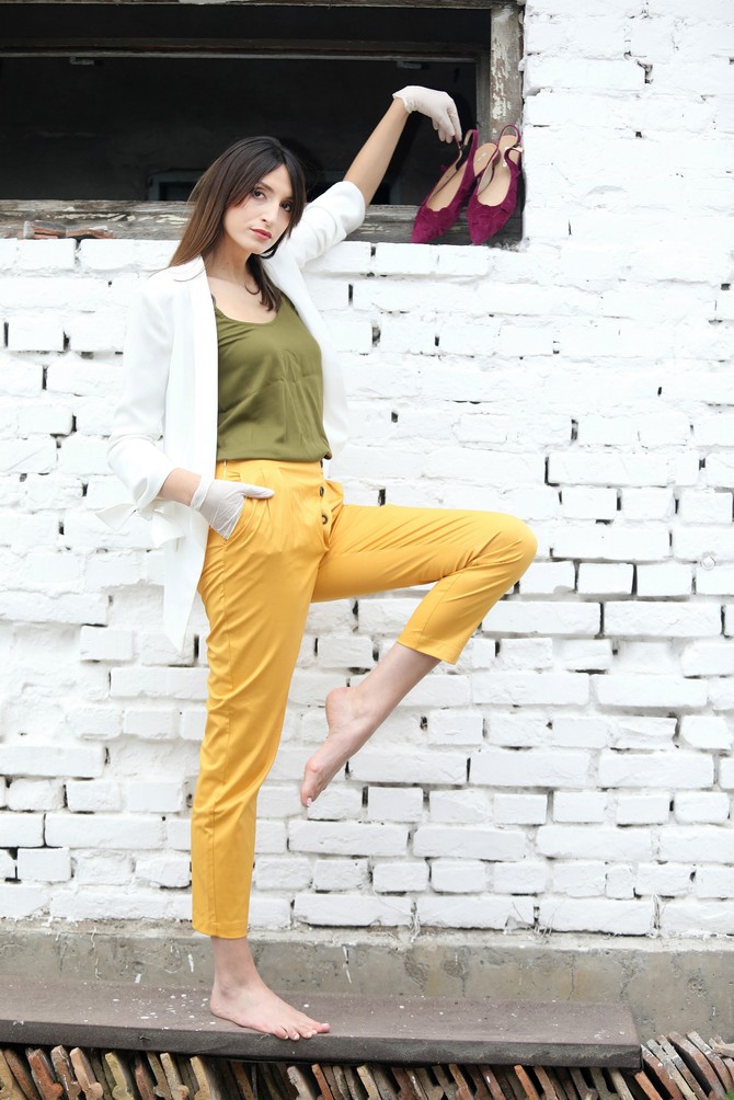 Sako i pantalone „P.... S.... fashion“, majica „Tiffany“, sandalete „Solo“