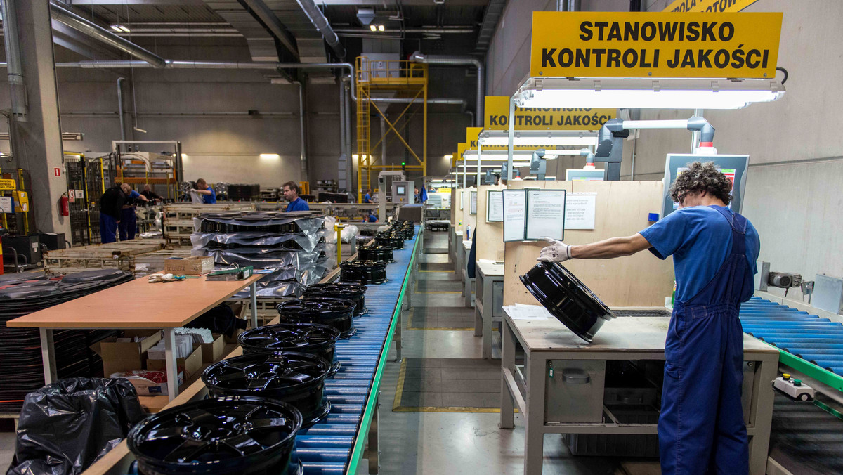 Ponad 500 mln zł kosztowała budowa nowej fabryki producenta felg aluminiowych firmy Ronal Polska, którą w piątek otwarto w Wałbrzychu. W nowym zakładzie zatrudnienie znalazło 480 osób.