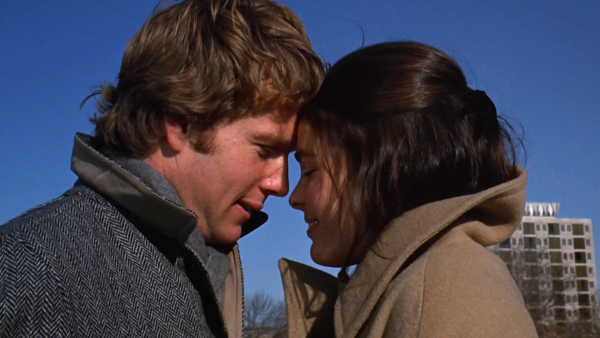 Aktorzy kultowego filmu "Love story" - Ali MacGraw i Ryan O'Neal - odbyli sentymentalną podróż do kampusu uniwersytetu Harvarda w Cambridge, w stanie Massachusetts. Film był częściowo kręcony w tej lokalizacji.