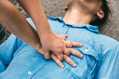 Összeesett egy férfi a Kelenföldi Pályaudvaron, vasutasok és utasok is segítettek az újraélesztésben
