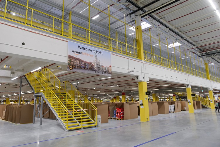 Centrum logistyczne Amazon - Sady (woj. wielkopolskie), 28.10.2014. Centrum logistyczne firmy Amazon w podpoznańskich Sadach, 24 bm. Uroczyste otwarcie centrum zaplanowano na 29.10.2014. (mgo) PAP/Jakub Kaczmarczyk