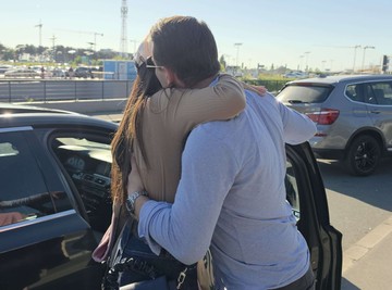 PRITISAK SA SVIH STRANA! Pevačicu dočekao PILOT na aerodromu, njeni roditelji mu ZAPRETILI DA MORA DA JE ŽENI: Evo kako je izgledao njihov susret! (VIDEO)