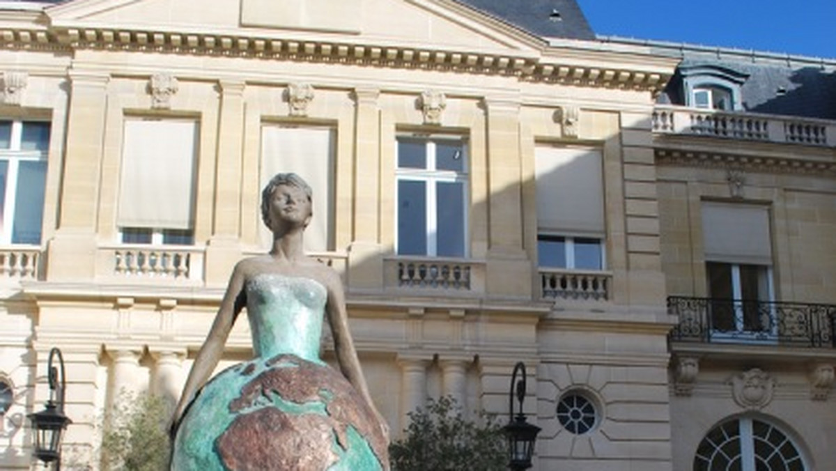 Ma bufiastą spódniczkę w kształcie kuli ziemskiej i stoi w Paryżu przed Pałacem de la Muette, siedzibie Organizacji Współpracy Gospodarczej i Rozwoju (OECD) promując Wrocław na międzynarodowej wystawie - podał portal wroclaw.pl.