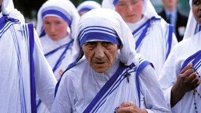 Matka Teresa podczas wizyty w obozie koncentracyjnym na Majdanku, 9 czerwca 1987 r.