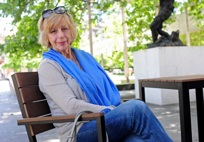 Branka Petrić ispred Jugoslovenskog dramskog pozorišta