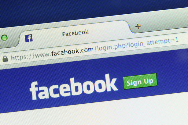 Po zamachach Facebook uruchomił usługę "Raportów o bezpieczeństwie"
