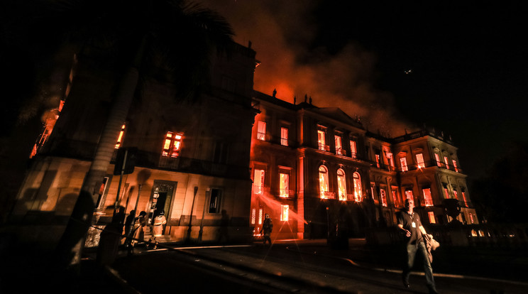 A múzeum épületét elborító lángokat képtelenek voltak időben megfékezni a tűzoltók /Fotó: GettyImages