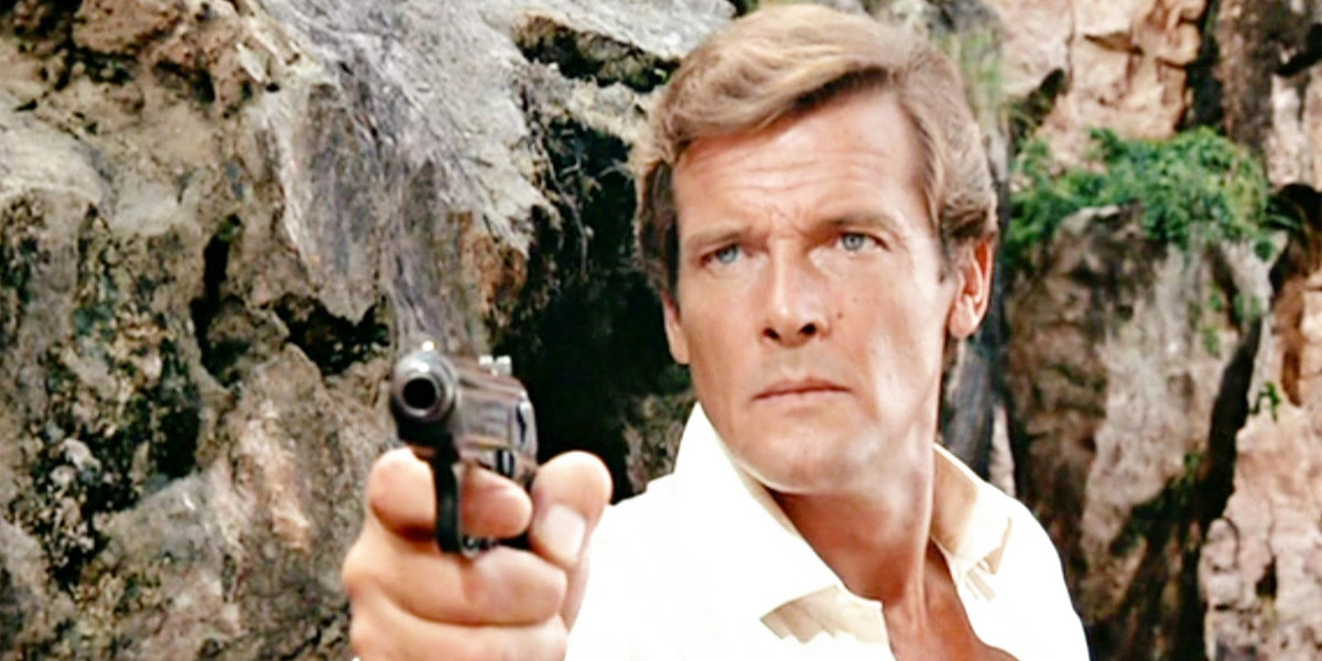 Roger Moore jako James Bond (na zdjęciu: kadr z filmu "Człowiek ze złotym pistoletem")