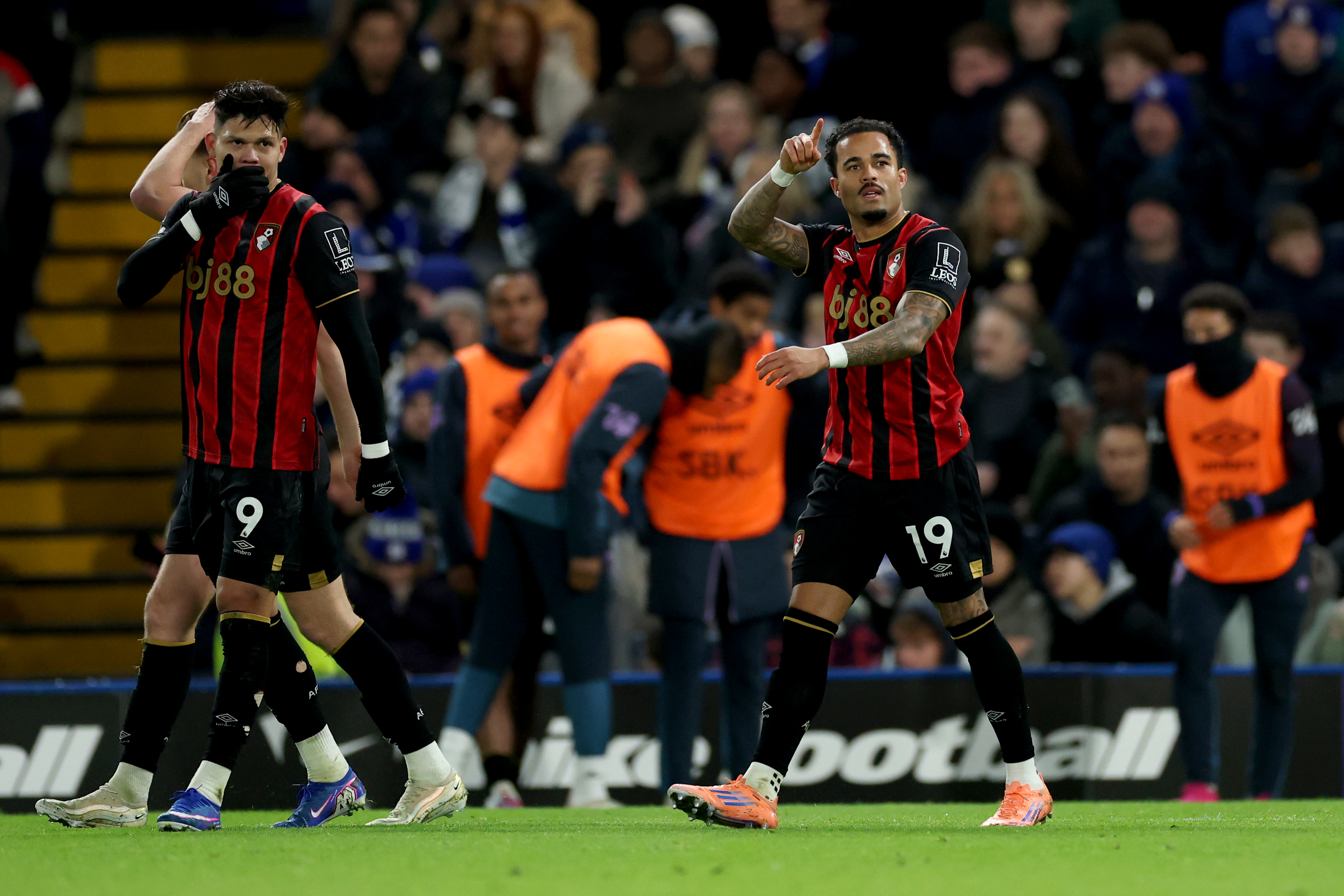 Veltman scoort zijn eerste goal na 21 jaar: Kluivert frustreert Chelsea