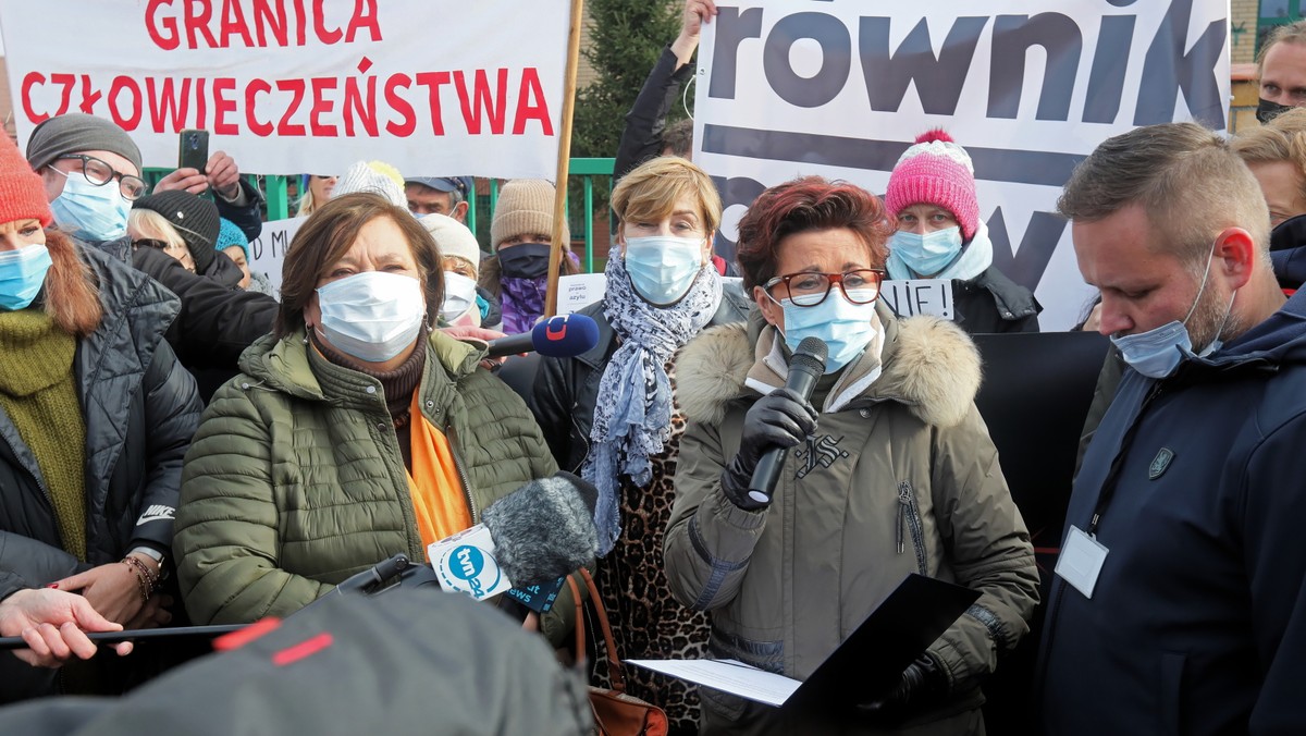 Byłe pierwsze damy RP Jolanta Kwaśniewska (2P) i Anna Komorowska (2L) podczas protestu pod hasłem Matki na Granicę. Miejsce dzieci nie jest w lesie!