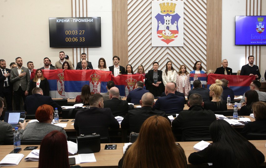 Odbornici opozicije od 10 časova bez prestanka pevaju himnu "Bože pravde" i drže srpske zastave