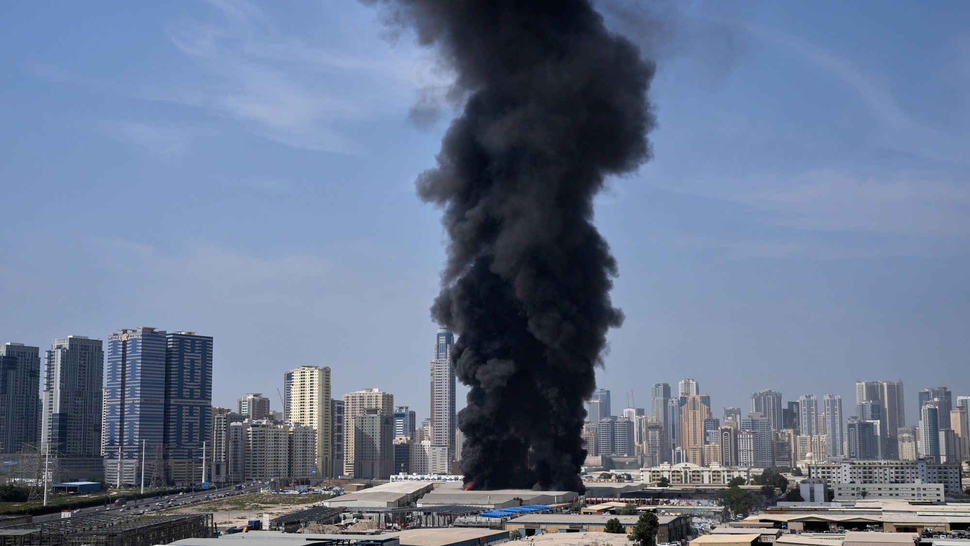 Mesto Šardžá v Spojených arabských emirátoch zasiahla iránska raketa. 