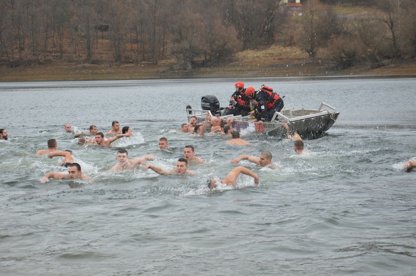 Plivanje za Časni krst u Boru