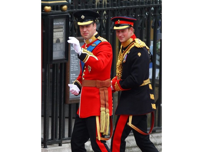 Pan młody, książę William, wraz z młodszym bratem i zarazem drużbą, księciem Harrym. Obaj przybyli w mundurach.
