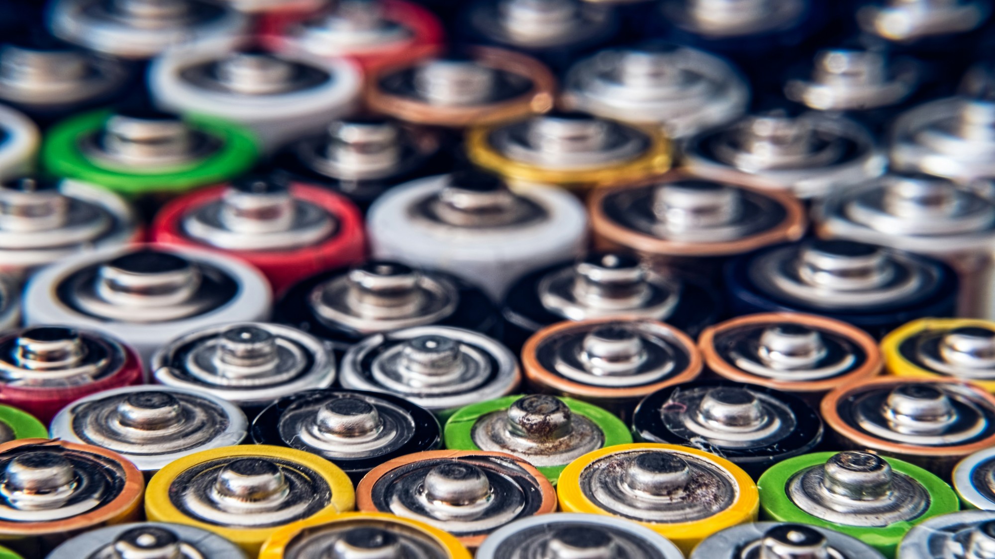 Viete, ako kreatívne využiť vybité batérie?