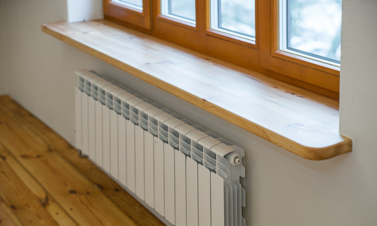 Zamontuj nad kaloryferem. Ciepło zaleje cały dom, a rachunki spadną