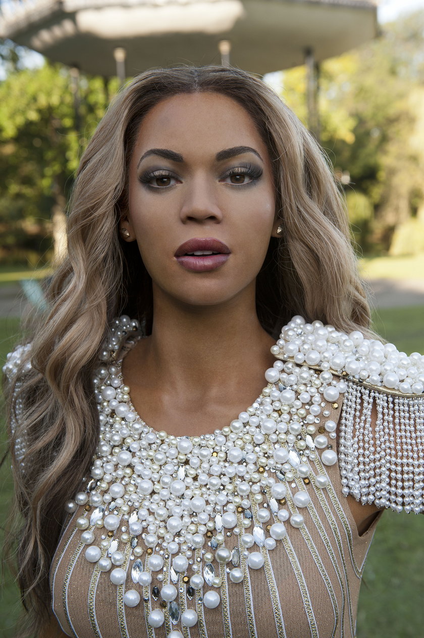 Figura woskowa Beyonce w parku