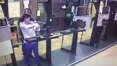 Le akarta lőni magát a férfi, oktatóját találta el - videó