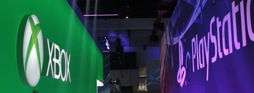 <b>Listopad: 2013: Premiery konsol nowej generacji</b>
<br><br>
W listopadzie byliśmy świadkami długo wyczekiwanych premier konsol nowej generacji - Xboxa One oraz PlayStation 4. Obydwa urządzenia sprzedawały się znakomicie (ponad milion sprzedanych egzemplarzy w ciągu tygodnia od premiery). Sony wyceniło swoją konsolę na 399 euro. Konsola Microsoftu jest o 100 euro droższa. W polskich sklepach PS4  można obecnie kupić za około 1700 – 1800 zł. Xboxa One a polskim rynku oficjalnie wciąż nie ma (na premierę poczekamy co najmniej do czerwca przyszłego roku). Bardziej niecierpliwi gracze mogą jednak zdobyć swoją wymarzoną konsolę, kupując ją na jednej z aukcji internetowej lub w zagranicznym sklepie. 
<br><br>
O ile rywalizacja pomiędzy PlayStation 4 i Xbox’em One dzieli dziennikarzy i zapalonych graczy na dwa przeciwne obozy, o tyle w jednej kwestii wszyscy są zgodni: z zakupem konsoli nowej generacji warto poczekać kolejne kilka miesięcy. Obecnie żadna z konsol nie ma twardych argumentów, które przemawiałby za ich kupnem. Brakuje genialnych gier, brakuje funkcji, które miały decydować o ich wielkości. Koronnym przykładem jest tutaj długo zapowiadany streaming gier, na który poczekamy co najmniej do połowy 2014 roku. W przypadku Xboxa One szwankuje natomiast głosowa obsługa konsoli oraz funkcje telewizyjne.