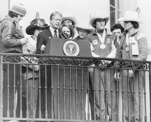 Jimmy Carter gratuluje medalistom olimpijskim reprezentacji USA na zimowych igrzyskach w Lake Placid, Biały Dom, 25 lutego 1980 r.