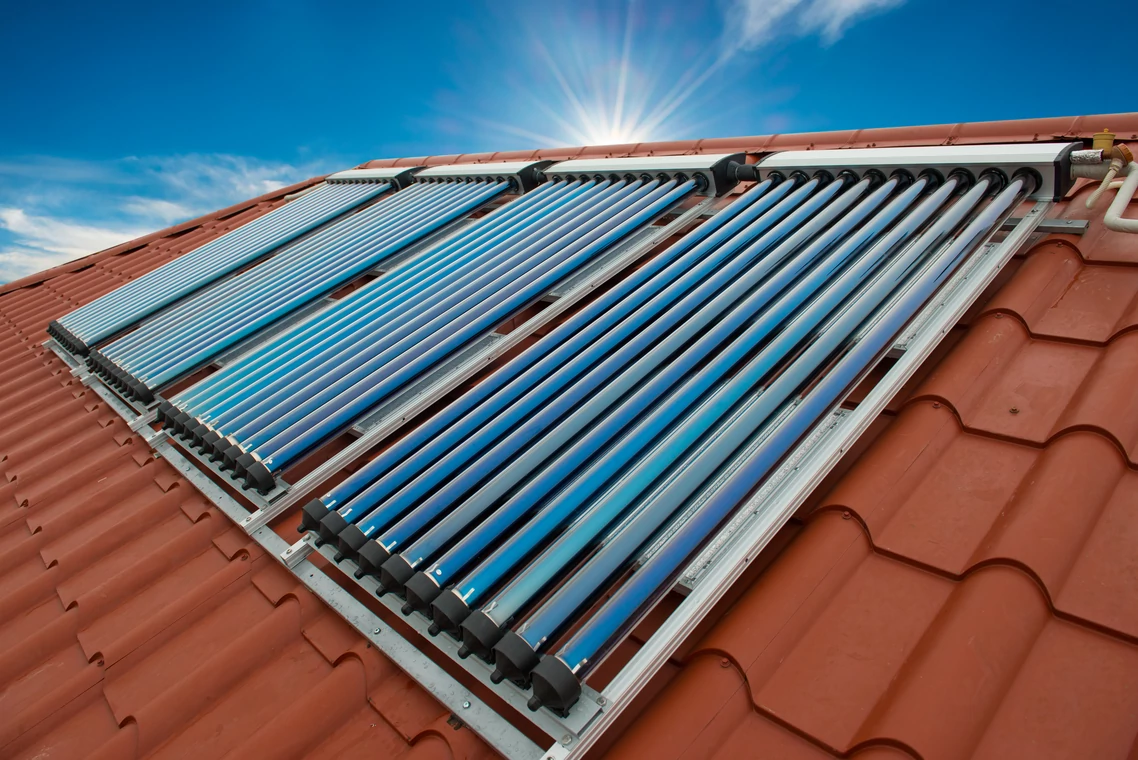Kolektory słoneczne w połączeniu z piecami na gaz czy węgiel mogą funkcjonować jako hybrydowy system ogrzewania