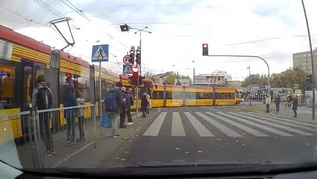 Kolizja dwóch tramwajów w Warszawie, źródło: YouTube / PolishDriverTruck