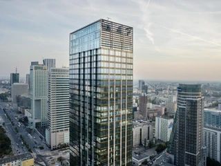 Wyróżniający się na tle panoramy Warszawy apartamentowiec Cosmopolitan (fot. materiały prasowe)