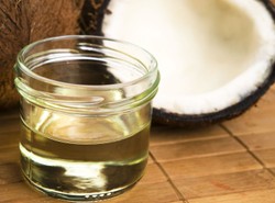 Czemu służy oil pulling, czyli płukanie ust olejem?