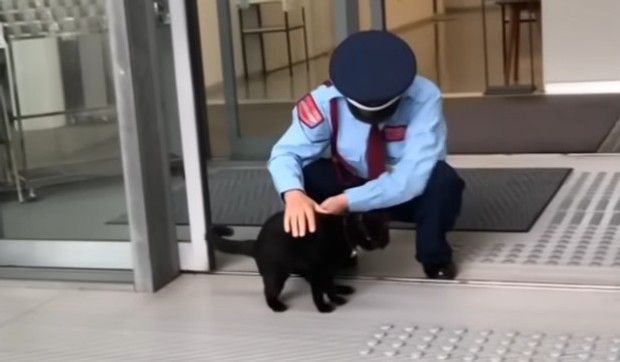 Ken-čen sa čuvarem muzeja