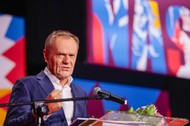 Donald Tusk odbiera nagrodę Kongresu Kobiet