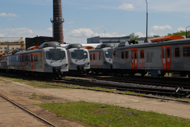 Właścicielem pociągów jest Polski Tabor Szynowy - spółka należąca do Agencji Rozwoju Przemysłu. Feniksy na początek wyjadą na kolejowe trasy Wielkopolski. Poznańskie zakłady zmodernizowały w sumie 20 składów, kupione w 2015 r. przez PTS. Spółka ta oferuje pociągi również innym przewoźnikom kolejowym, zarówno w formie sprzedaży jak i dzierżawy.