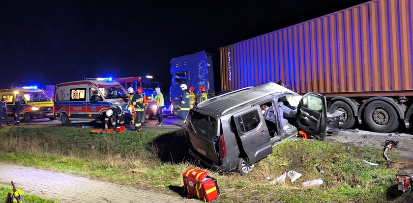 Wypadek pod Sochaczewem. Z osobówki niewiele zostało. Poszkodowanego wynosili na desce ratowniczej