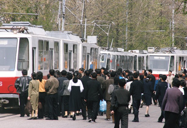 Ludzie wsiadający do tramwaju w Pyonyangu, fot. Bradley K. Martin/Bloomberg