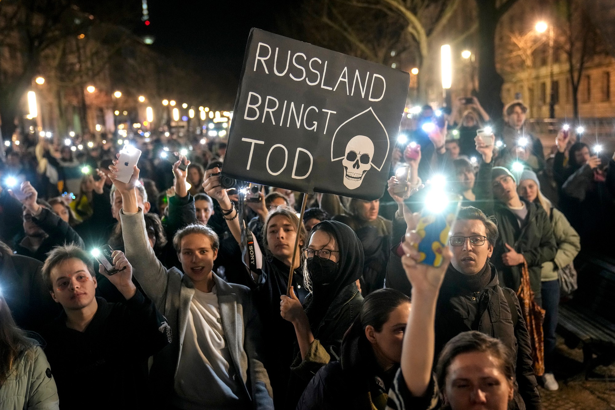 Ľudia sa zhromaždili pred ruským veľvyslanectvom v Berlíne na protest proti úmrtiu ruského opozičného lídra Alexeja Navaľného.