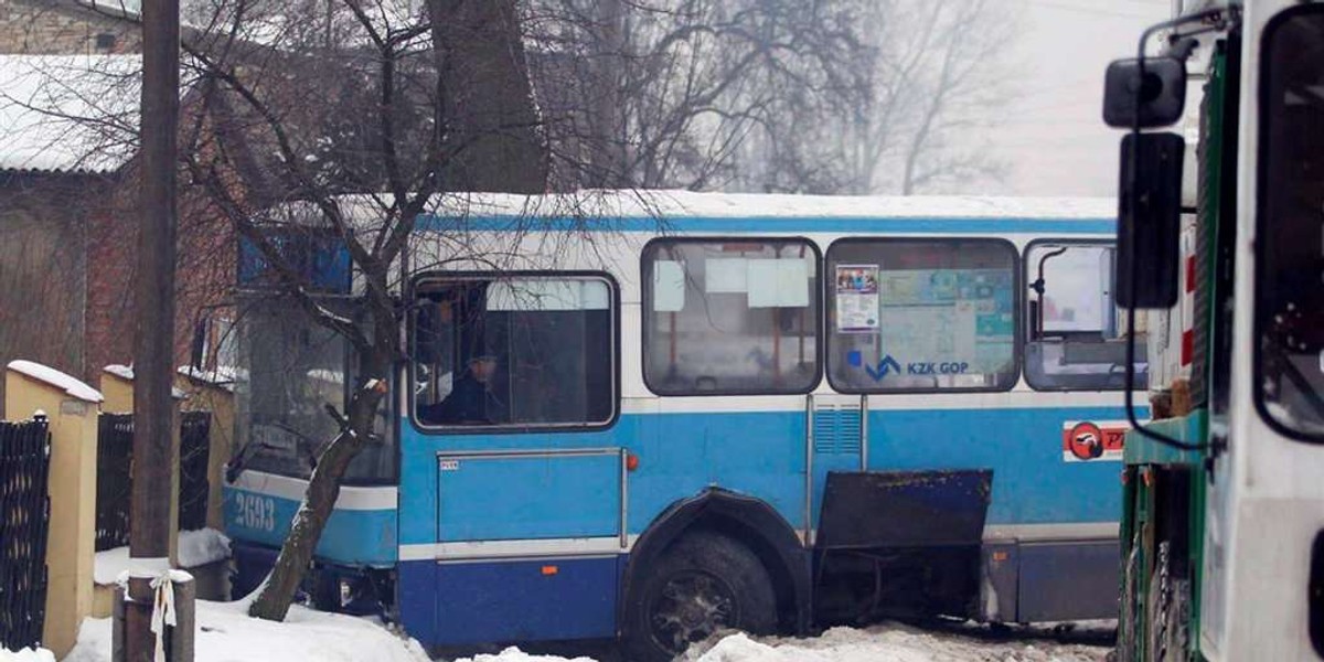 Dzieci na sankach wpadły pod autobus. Chłopiec nie żyje