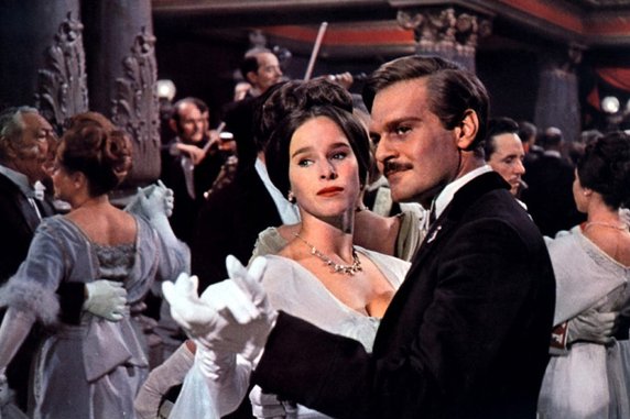 Omar Sharif jako Jurij Żywago oraz Geraldine Chaplin jako Tonia Gromieko Żywago w filmie "Doktor Żywago" (1965)