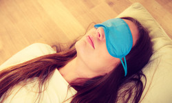Czy spanie na podłodze jest zdrowe i naprawdę pomaga na ból pleców?