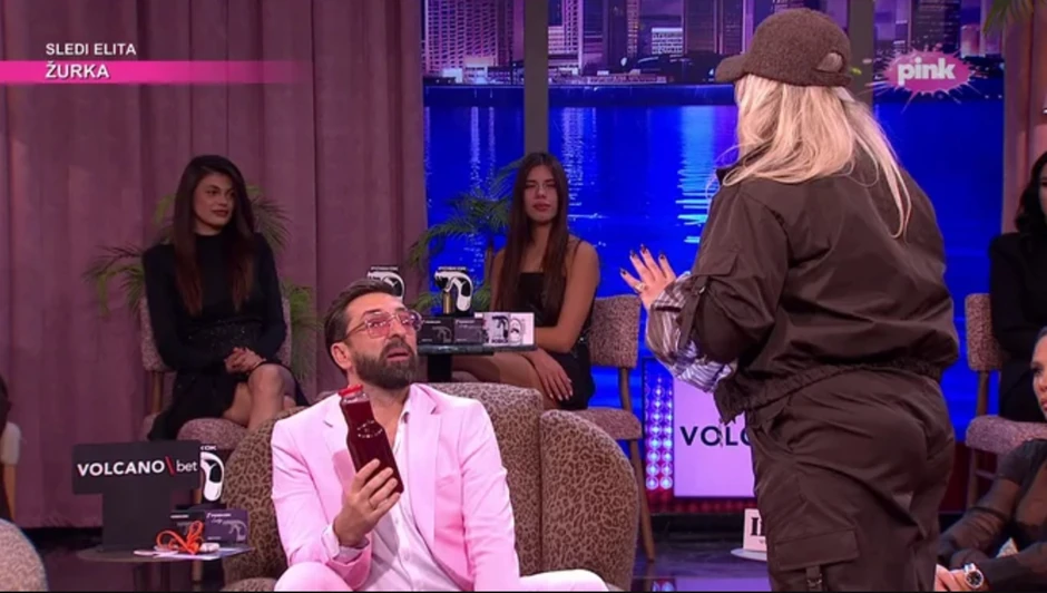 Marija Kulić stigla u emisiju u neočekivanom izdanju, pa dala poklon voditelju