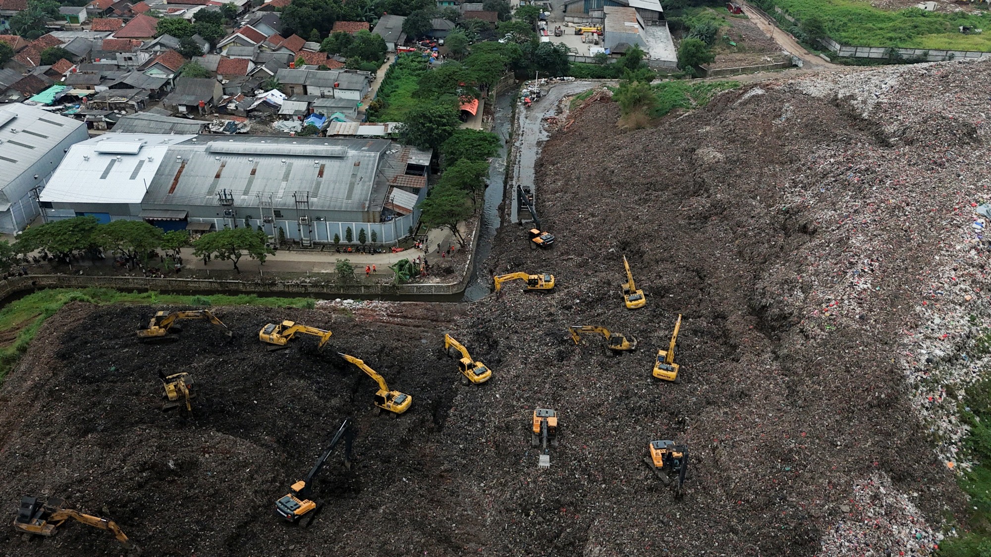 Pri zosuve odpadu na najväčšej skládke v Indonézii zahynulo najmenej 5 osôb.