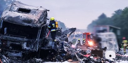 Horror na A4. Pojazdy stanęły w płomieniach. Straszna śmierć kierowcy