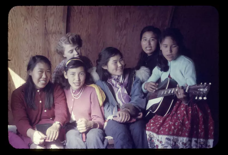 Inuickie dziewczęta słuchające gry na gitarze, ok. 1960 roku