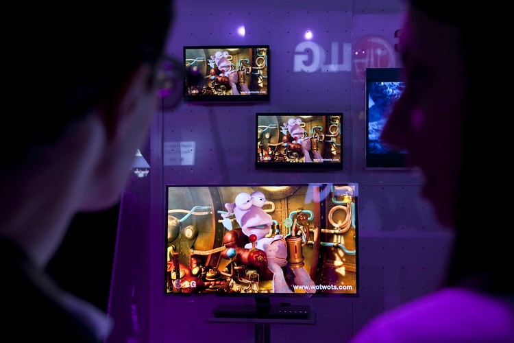 Spoty reklamowe psujące atmosferę w najciekawszy momentach filmu są dobrze znane kinomanom. Prawo pozwala na przerywanie filmów fabularnych trwających ponad 45 minut wyłacznie raz na każde 45 minut. Wyłączone są z tego serie, seriale i audycje dokumentalne. Więcej reklam można umieścić jeśli film trwa co najmniej 20 minut dłużej niż 2 lub więcej takich jednostek. Inne audycje mogą być przerywane jeżeli czas między kolejnymi blokami w programie wyniesie co najmniej 20 minut, a w przypadku audycji radiowej 10 minut.