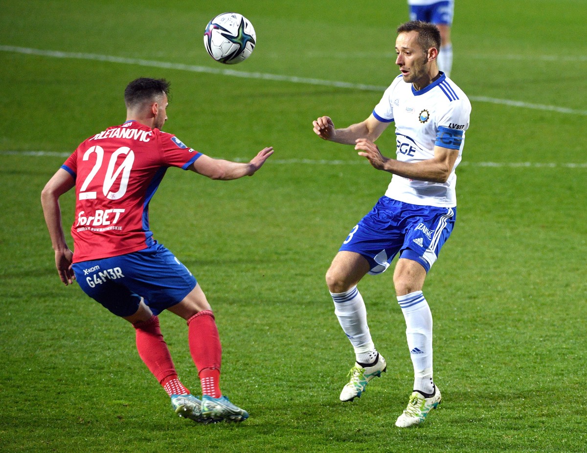 Piłkarz drużyny PGE FKS Stal Mielec Krystian Getinger (P) i Marko Poletanović (L) z zespołu Raków Częstochowa podczas meczu Ekstraklasy