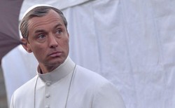 Jude Law papieżem na planie nowego serialu [FOTO]