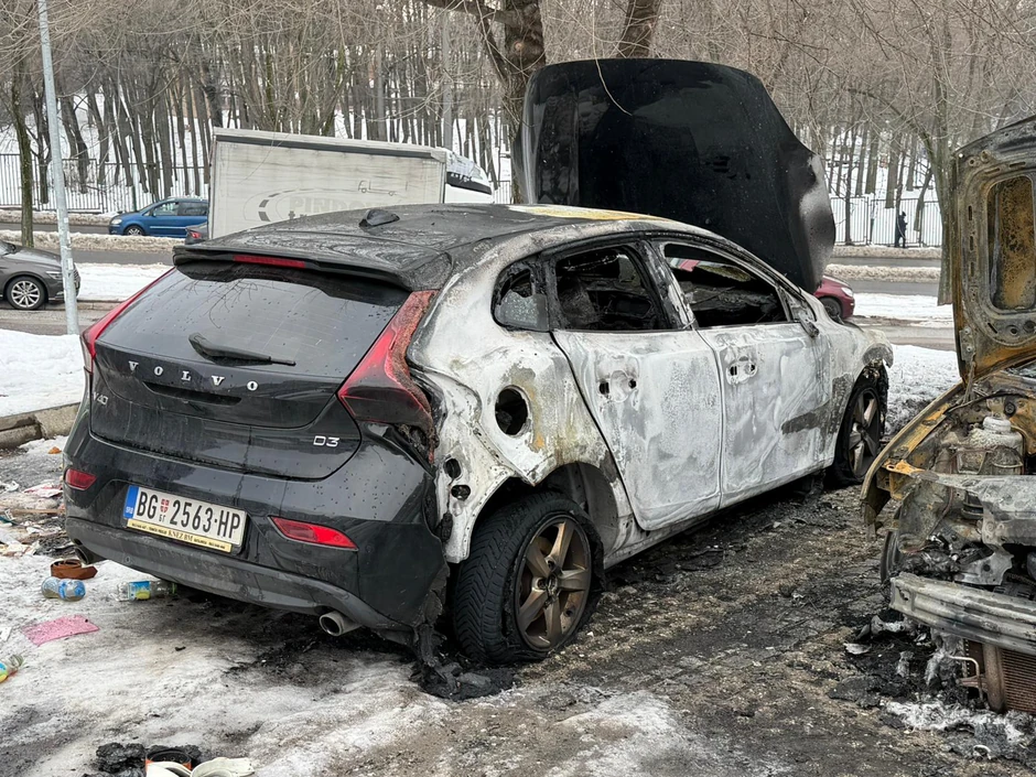 Oštećeno i vozilo pored izgorelog automobila