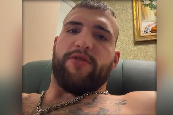 KRST OKO VRATA I TETOVAŽE U PRVOM PLANU Veljko Ražnatović se oglasio iz Rusije: Uvalio se u fotelju i pozira bez majice