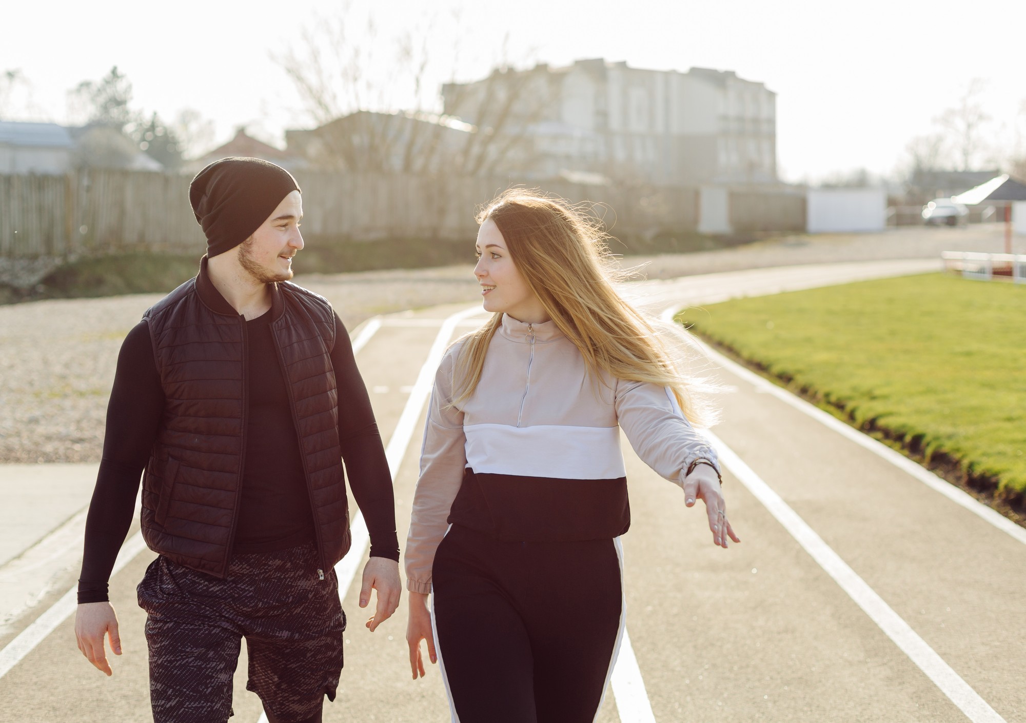 Prechádzka vonku dokáže uvoľniť napätie a prirodzene podporiť romantickú náladu.